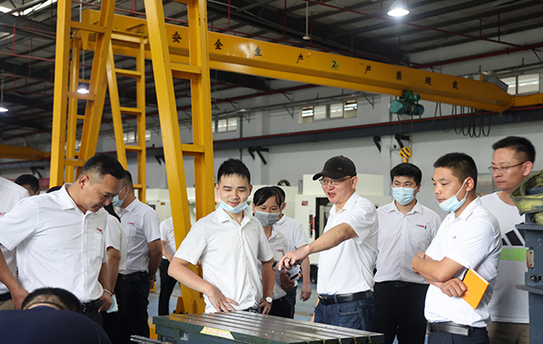 走進(jìn)工廠，領(lǐng)略制造魅力